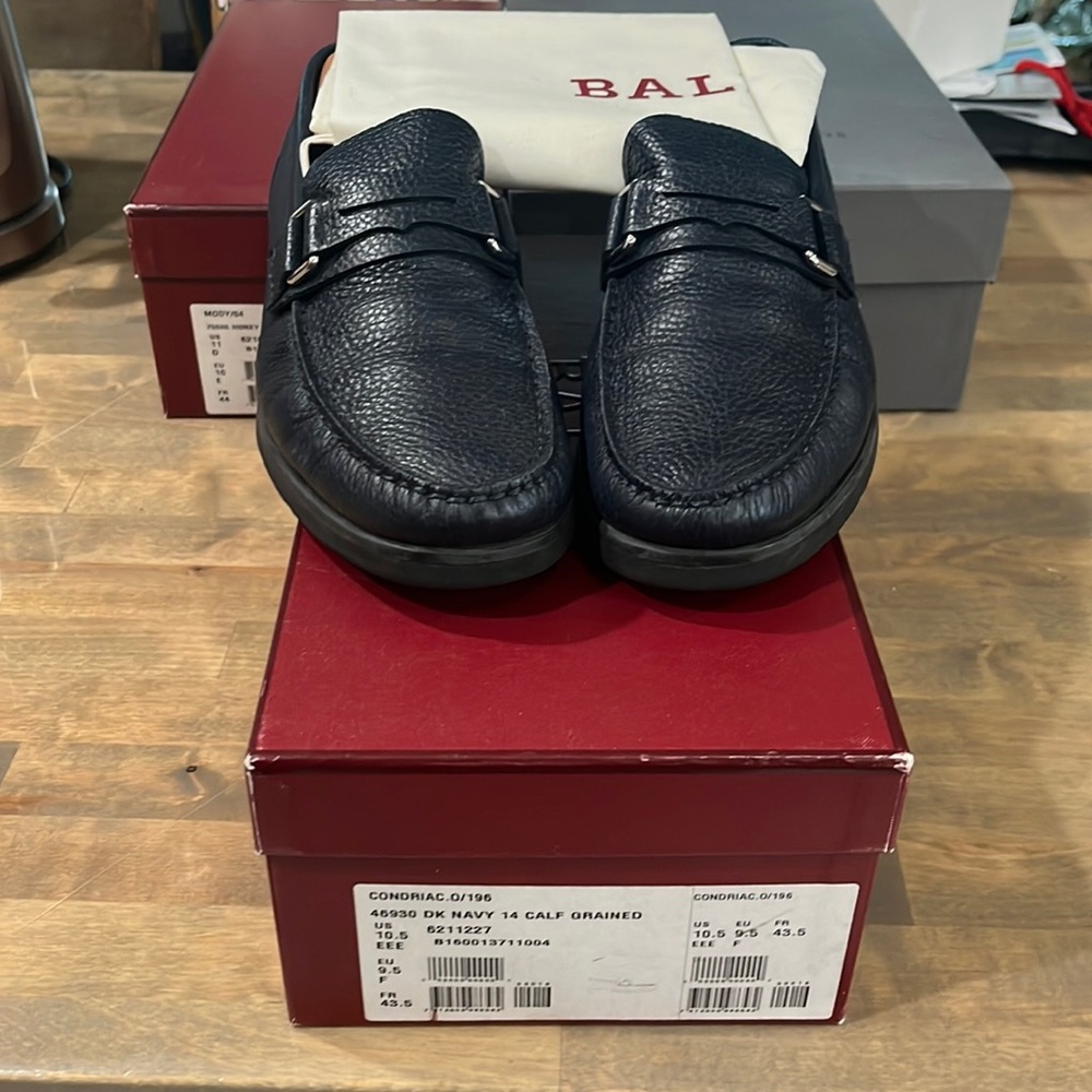 Gorgeous Bally navy leather loafers with lug sole